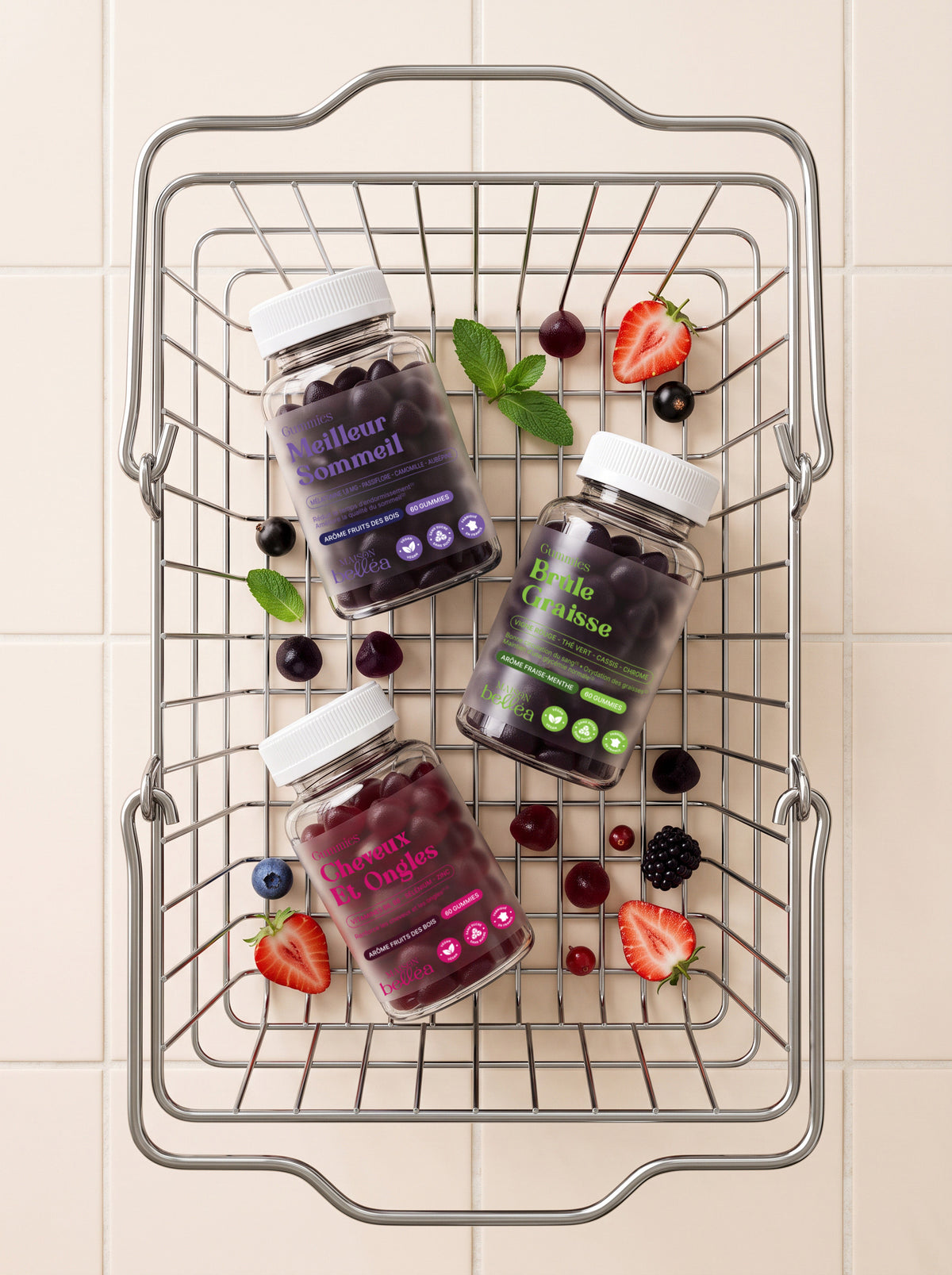 Les trois pots du Pack Idéal dans un panier, avec fruits rouges et menthe